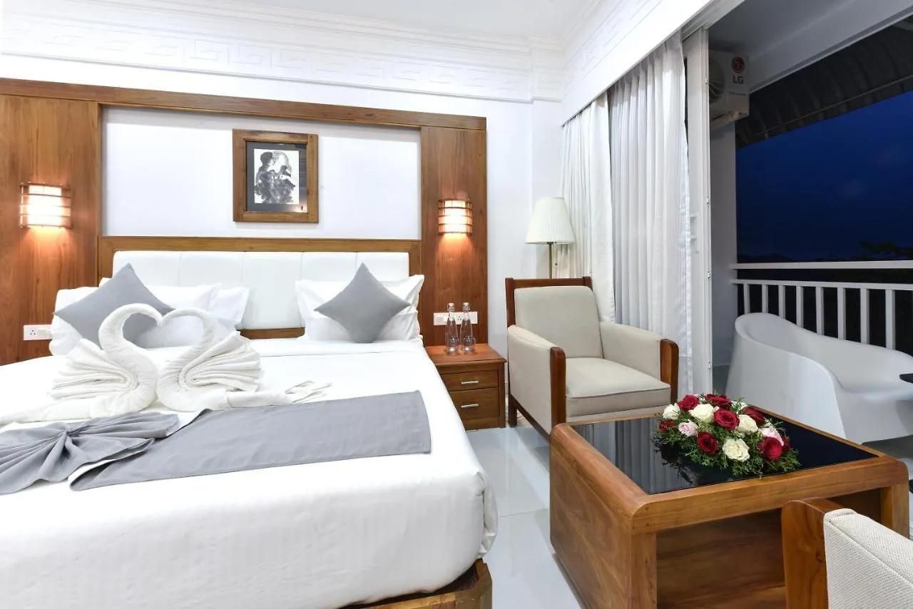 Hotel White House, מונאר 4*,