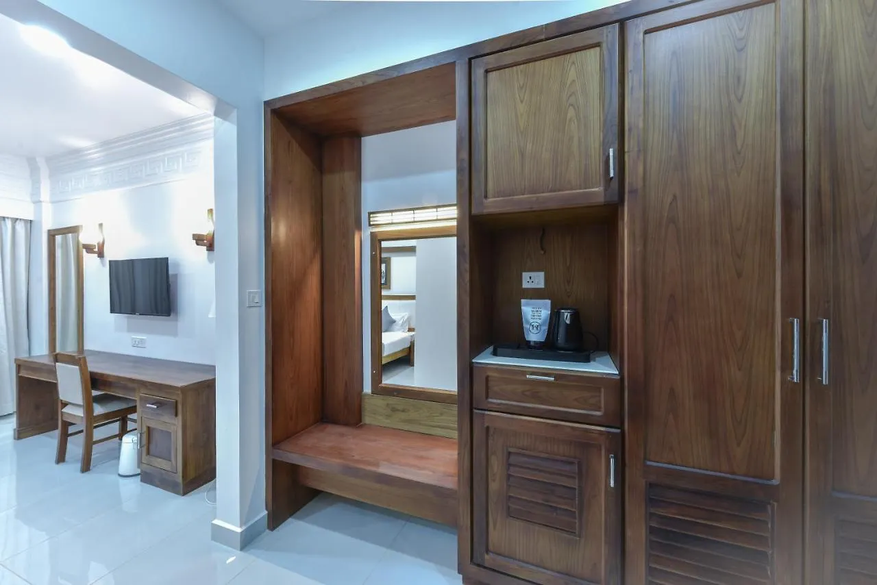 Hotel White House, מונאר 4*,