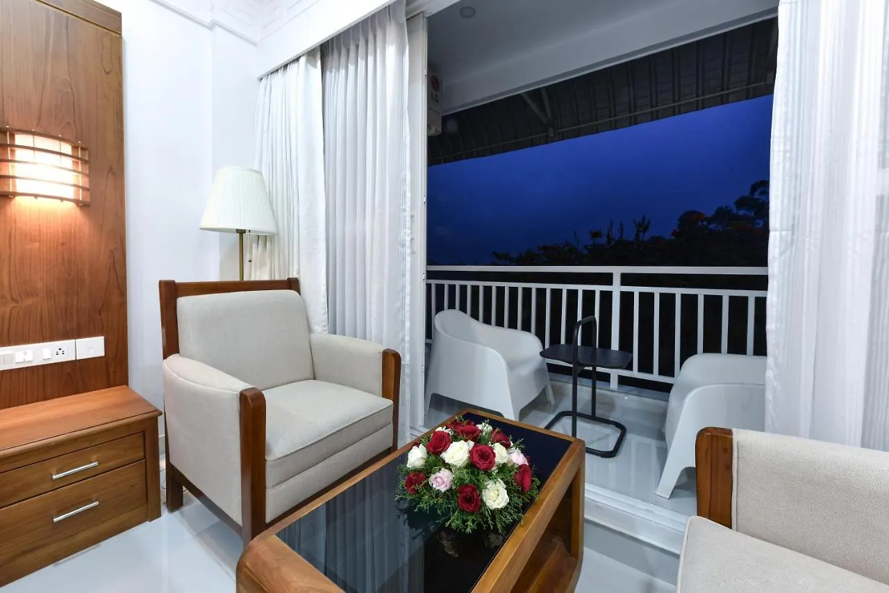 Hotel White House, מונאר