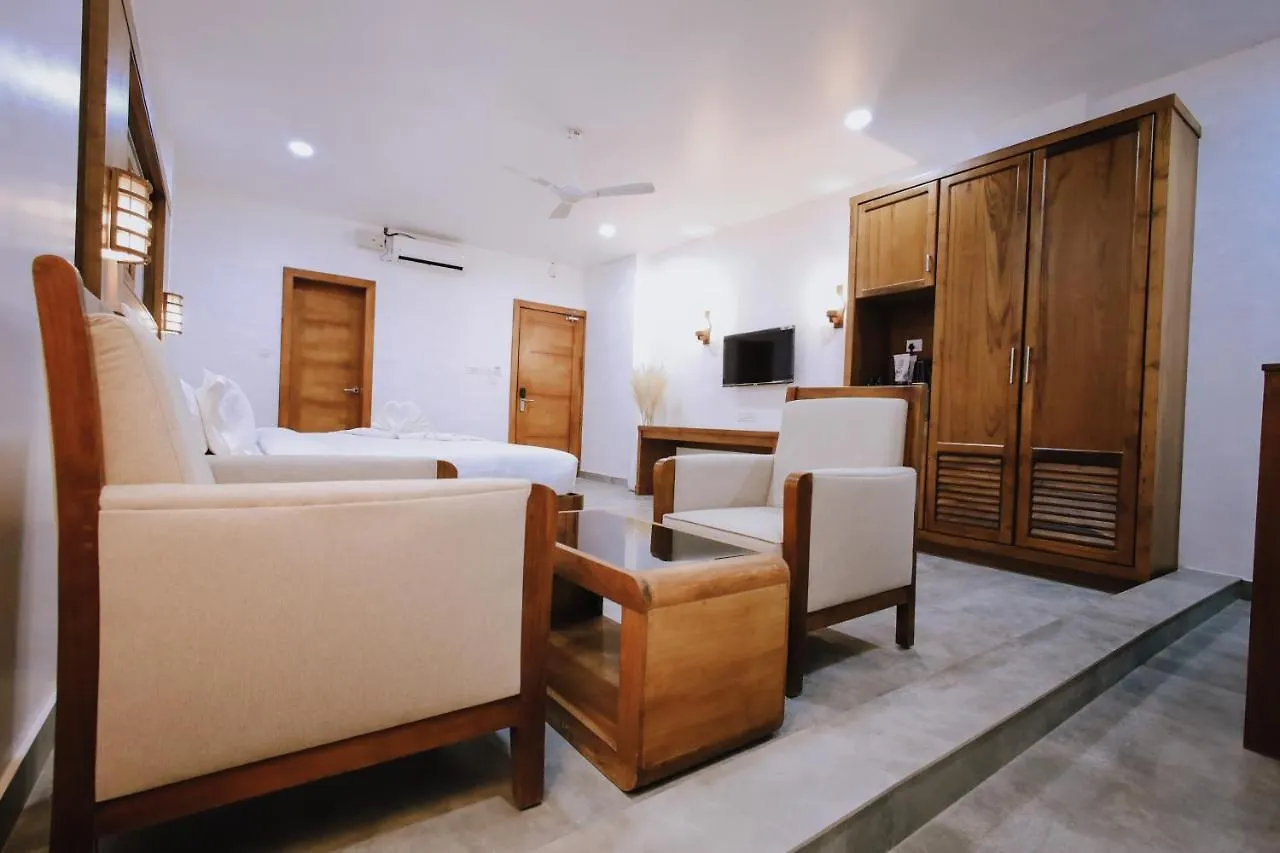 אתר נופש Hotel White House, מונאר