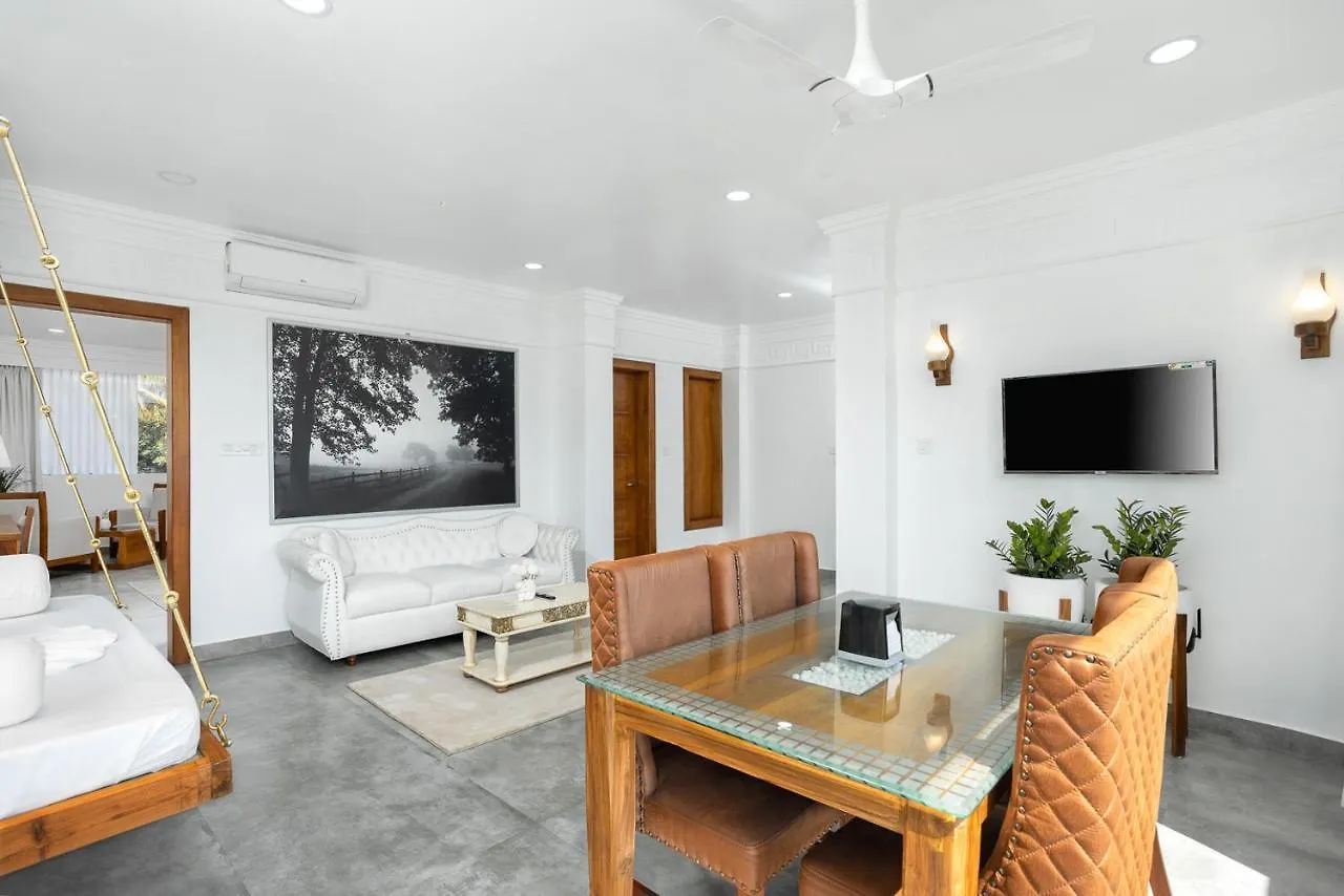 Hotel White House, מונאר 4*,
