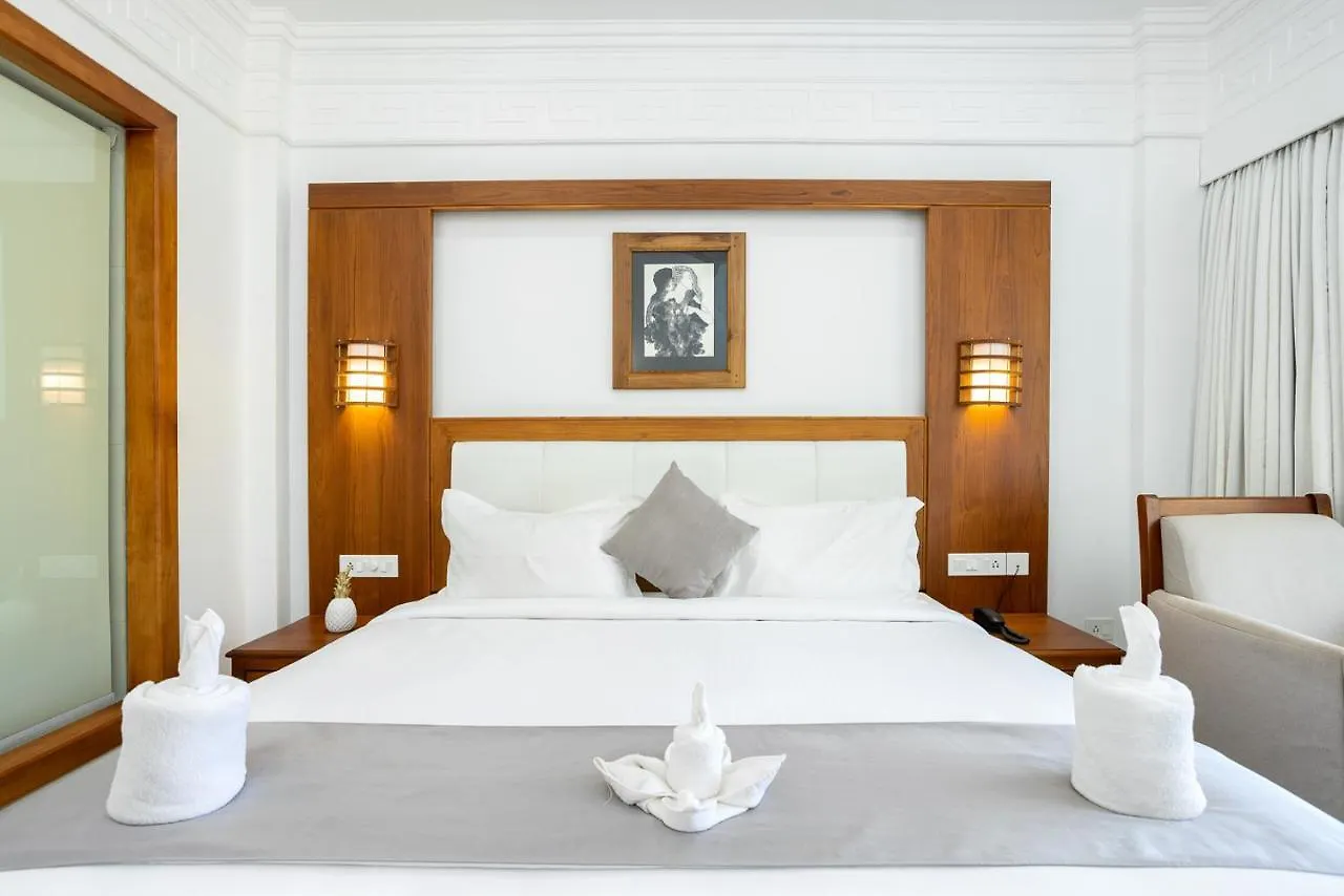 אתר נופש Hotel White House, מונאר