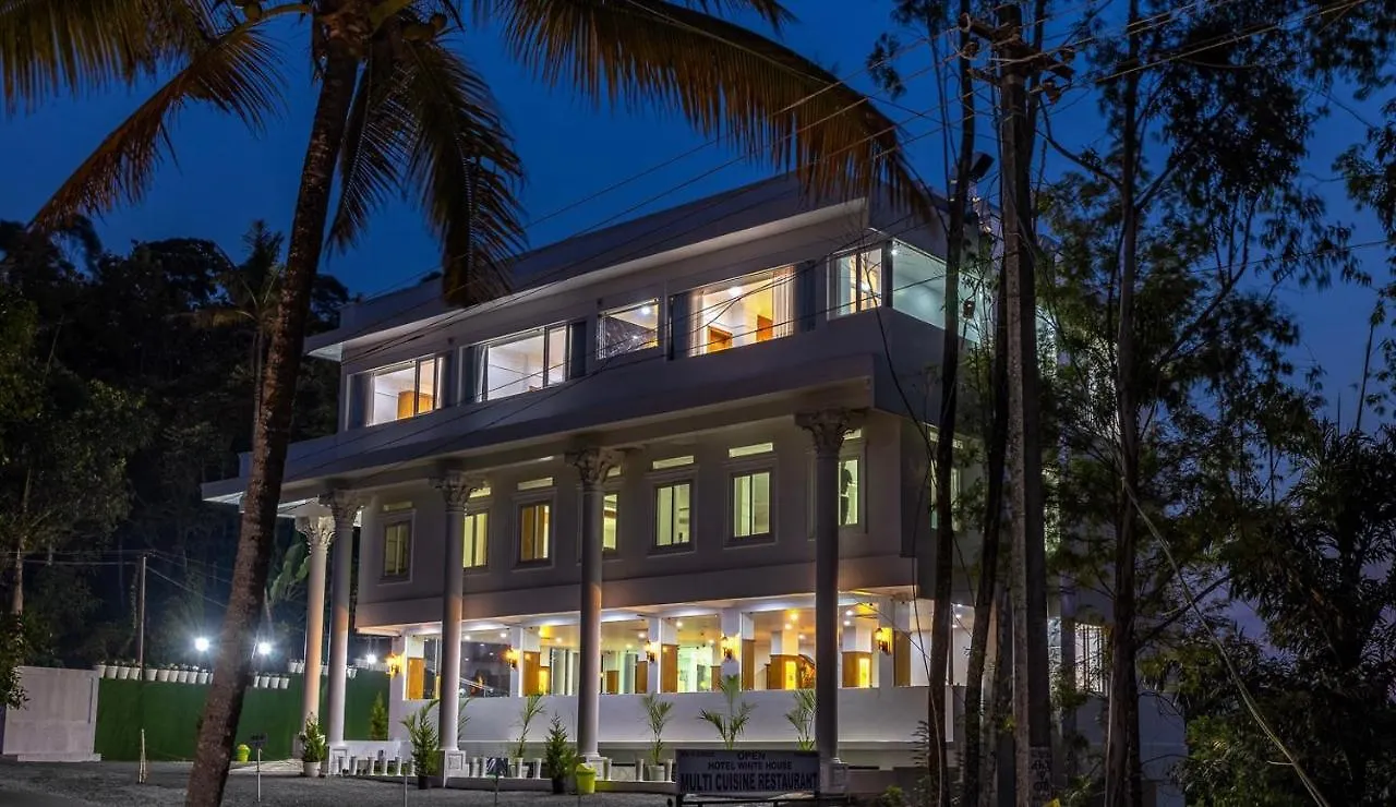 אתר נופש Hotel White House, מונאר
