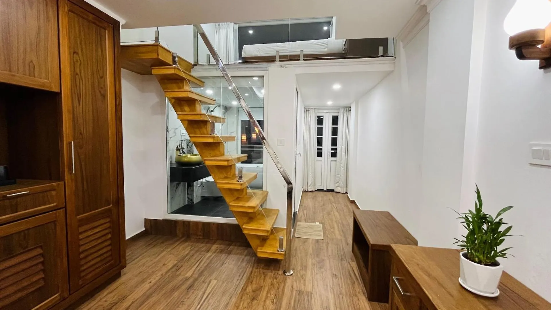 Hotel White House, מונאר הודו