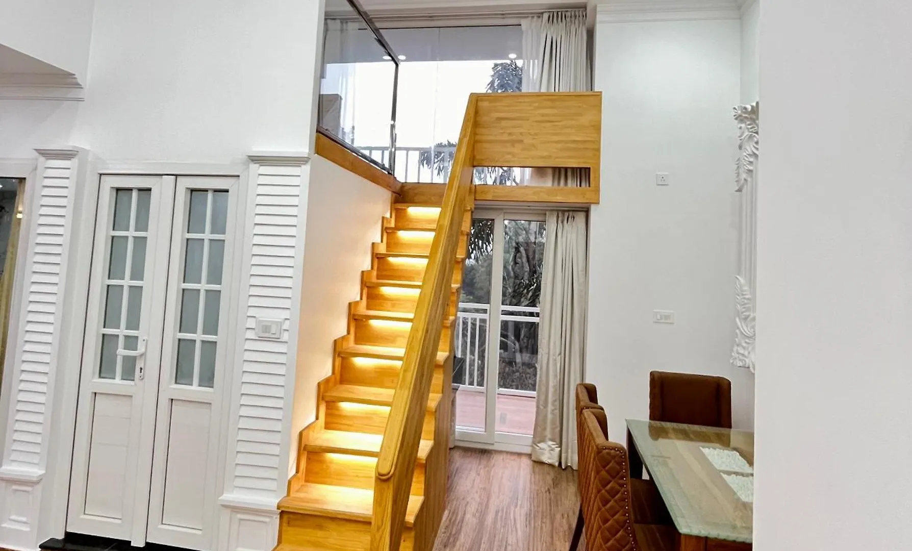 Hotel White House, מונאר
