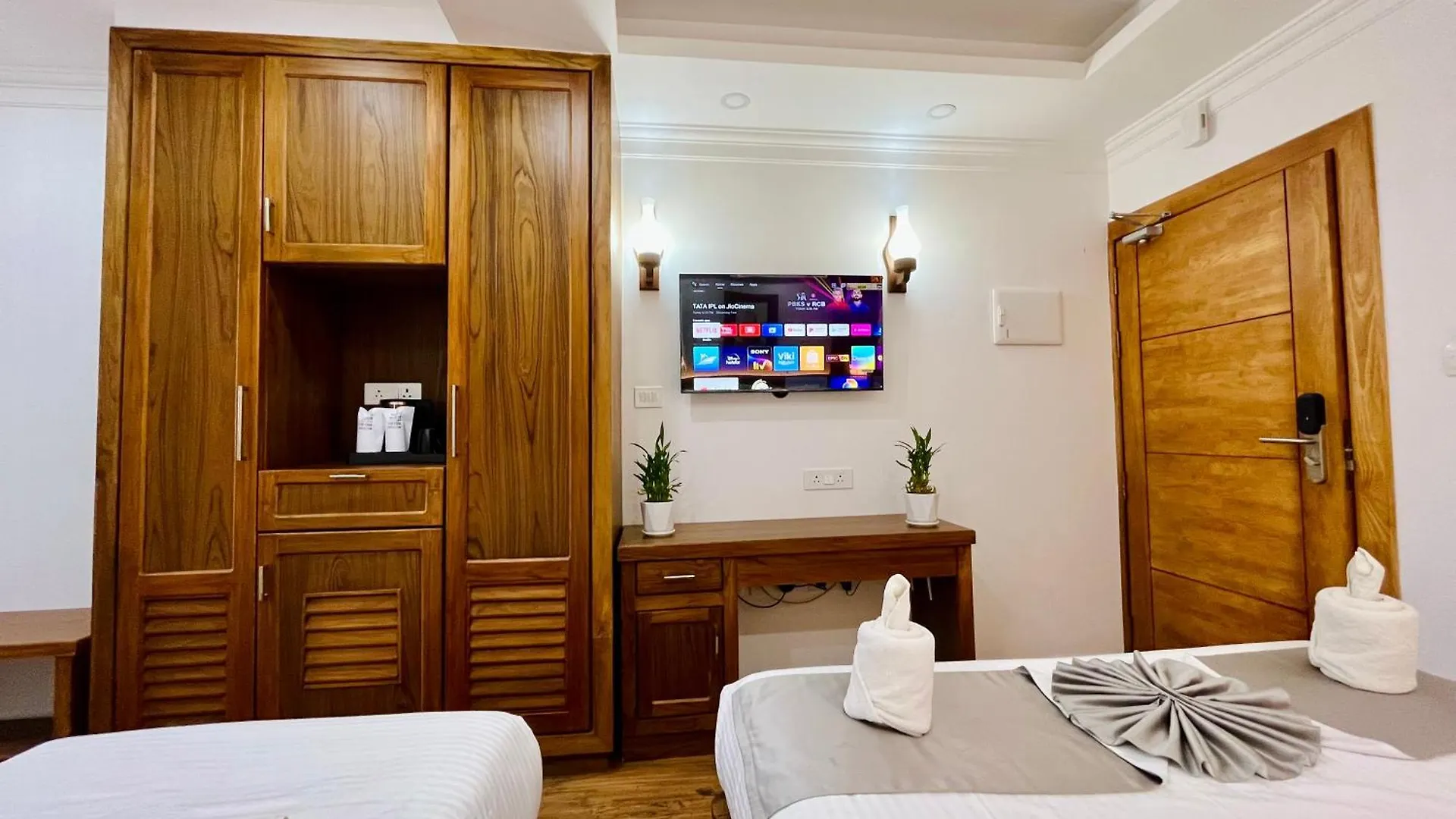 Hotel White House, מונאר אתר נופש